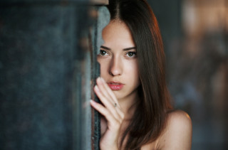 Woman portrait blackhair blurry depthoffield - long hair leaning against a wall free wallpaper