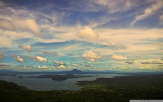 Lake mountains hilltop clouds sky - a view of a lake and mountains free wallpaper