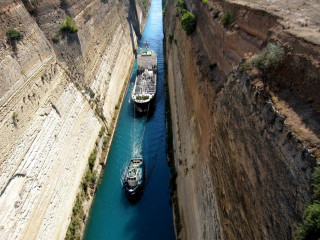 Boats canal canyon bridge man - amazing free wallpaper