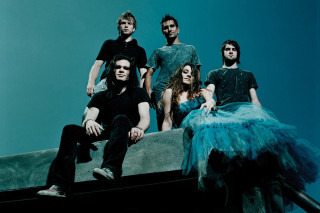 Group sitting ledged blue room - a blue room free wallpaper