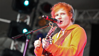 Red hair man singing concert - a bronze sculpture free wallpaper