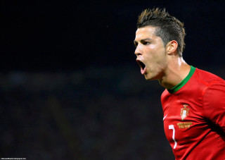 Surprised man soccer game ball - foto realistic free wallpaper
