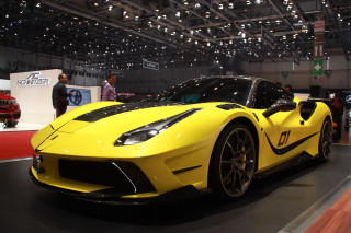 Yellow sports car show people 2 - display free wallpaper