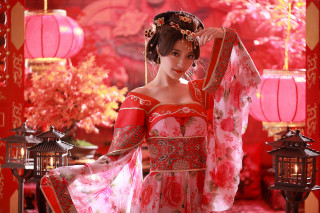 Woman red and white kimono - lantern free wallpaper