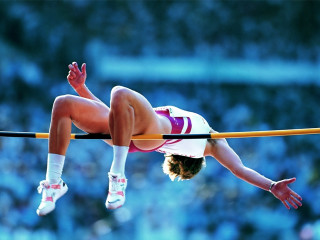 Woman high jump pole crowd - eva švankmajerová free wallpaper