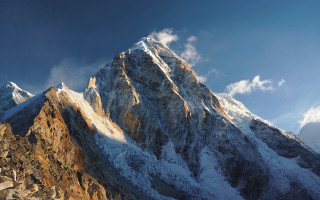 Tall snowy mountain blue sky - 4k uhd image free wallpaper
