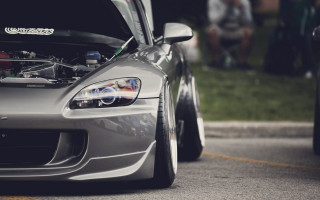 Car hood open street people - glossy free wallpaper