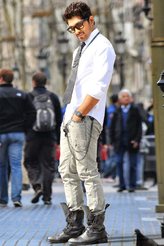 Man tie jeans skateboard sidewalk - a statue free wallpaper