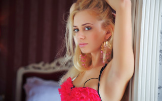Woman pink dress leaning wall - leaning free wallpaper