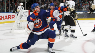 Hockey player ice arms in - the ice free wallpaper