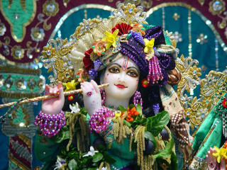 Woman flute man costume mirror - a statue of a woman free wallpaper