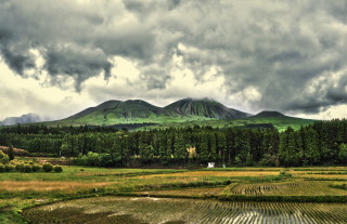 Field mountain cloudy sky house - murata range free wallpaper