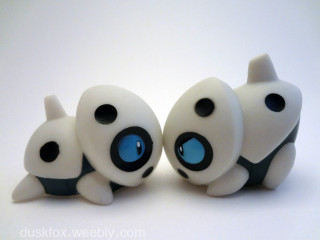 Toys white black blue eye - a white surface free wallpaper