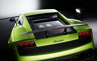 Green sports car garage spotlight - a green sports car free wallpaper