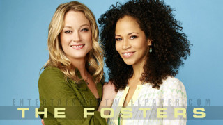 Two women fosterers blue background - free portrait wallpaper
