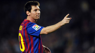 Man pointing blue red shirt - plasticien free wallpaper