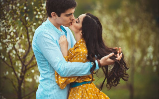 Man woman kissing tree flowers 3 - free love wallpaper