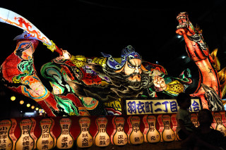 Large dragon sculpture night people - dragon free wallpaper