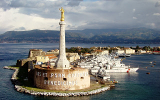 Statue island ocean boats city - a small island in the middle of the ocean free wallpaper