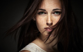 Freckled hair green eyes woman - green eye free wallpaper