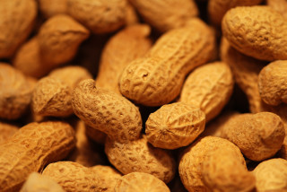 Peanuts table knife pile top - a table top free wallpaper