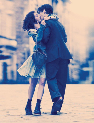 Man woman kissing city street - a man and woman free wallpaper