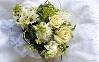 Bouquet flowers white cloth bed - a bouquet of flowers free wallpaper