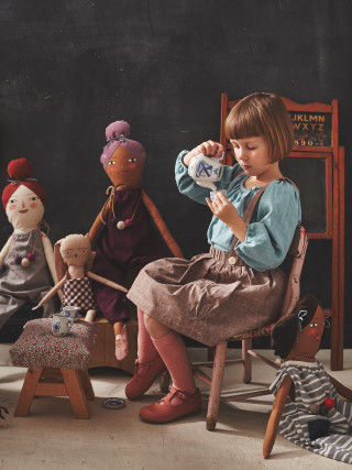 Little girl chair doll floor - a little girl free wallpaper