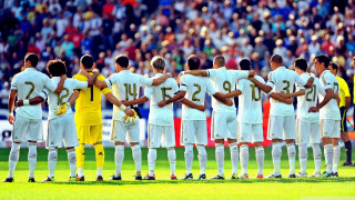 Soccer players standing line field - the sideline free wallpaper