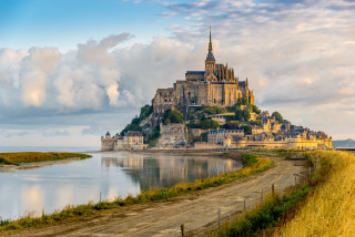 Castle hill lake cloudy sky - de hirsh margule free wallpaper