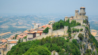 Castle hill valley mountains city - a valley below free wallpaper