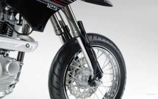 Motorcycle tire spokes black red - product photo free wallpaper