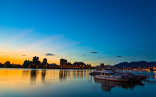 Boats lake sunset city background - a group of boats free wallpaper