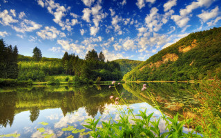 Lake green trees mountains clouds - free summer wallpaper for desktop