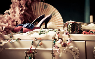 Woman shoes jewelry dresser fan - still free wallpaper