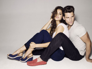 Man woman sitting ground posing - adam willaerts free wallpaper