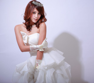 Woman white dress tiara posing - portrait photography free wallpaper