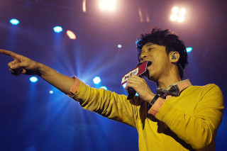 Man singing microphone right hand - fan kuan free wallpaper