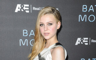 Alice prin blonde dress bat - the wall free wallpaper