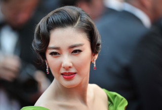Woman green dress red lip - a red lip ring free wallpaper