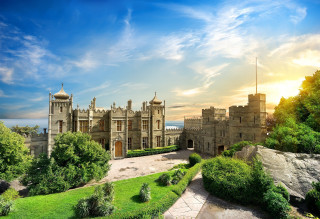 Castle tower clock grassy area - a grassy area in front free wallpaper