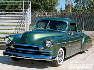 Green classic car fenced area - classic free wallpaper