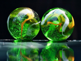 Green glass balls reflection tabletop 5 - a reflection free wallpaper