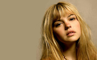 Woman blonde hair necklace serious 2 - daphne fedarb free wallpaper