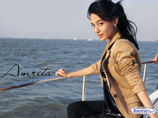 Woman boat water posing picture - visual art free wallpaper