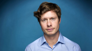 Man blue shirt serious look 2 - les automatiste free wallpaper