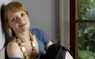 Woman sitting chair necklace handbag - a necklace free wallpaper
