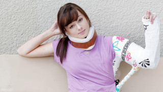 Woman neck cast arm cast - a purple shirt free wallpaper