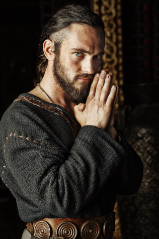 Man beard mirror hands clasped - a beard and a beard free wallpaper