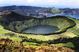 Large lake green hills sunny - lush green hill and trees free wallpaper